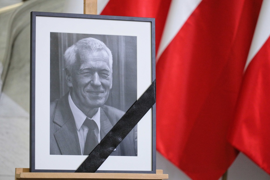 Zdjęcie Kornela Morawieckiego wystawione przy księdze kondolencyjnej w Sejmie. Fot. PAP/ Paweł Supernak