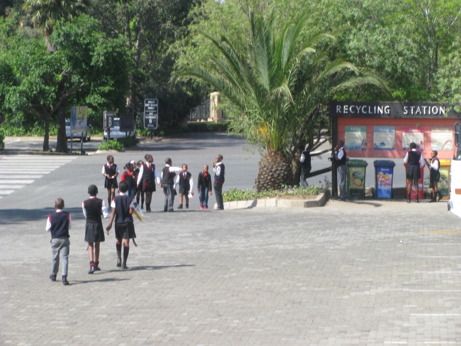 Zdjęcie ilustracyjne - szkolna wycieczka przed Muzeum Apartheidu, Johannesburg, wrzesień 2016