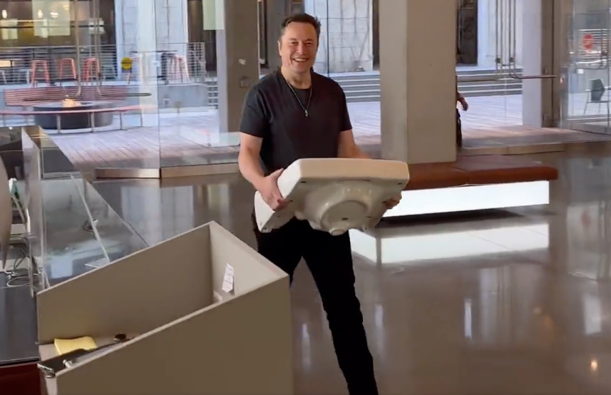 Elon Musk z umywalką. Źródło: Twitter/Elon Musk