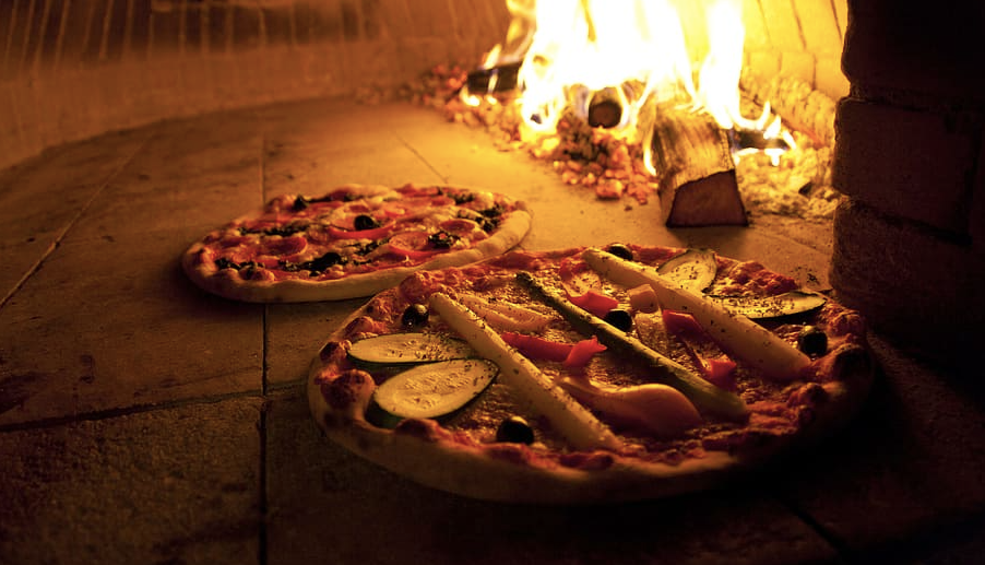 (Pizza neapolitańska z pieca opalnego drewnem. Fot. Pxfuel.com)
