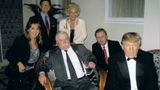 Zdjęcie zbiorcze z wizyty Lecha Wałęsy w klubie Donalda Trumpa na Florydzie