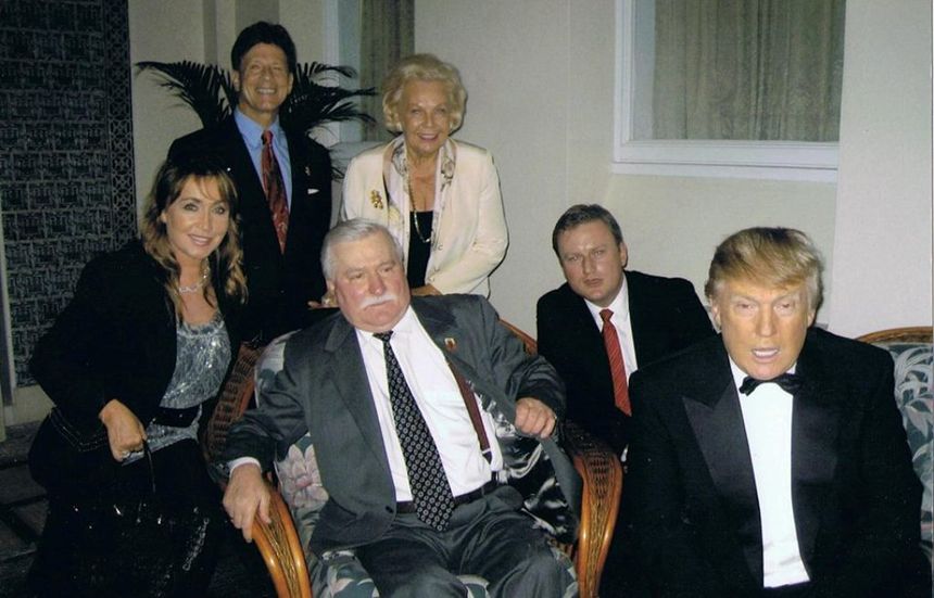 Zdjęcie zbiorcze z wizyty Lecha Wałęsy w klubie Donalda Trumpa na Florydzie