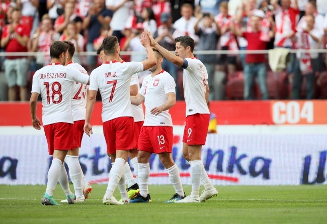 Piłkarze reprezentacji Polski cieszą się z gola Roberta Lewandowskiego, fot. PAP/Leszek Szymański