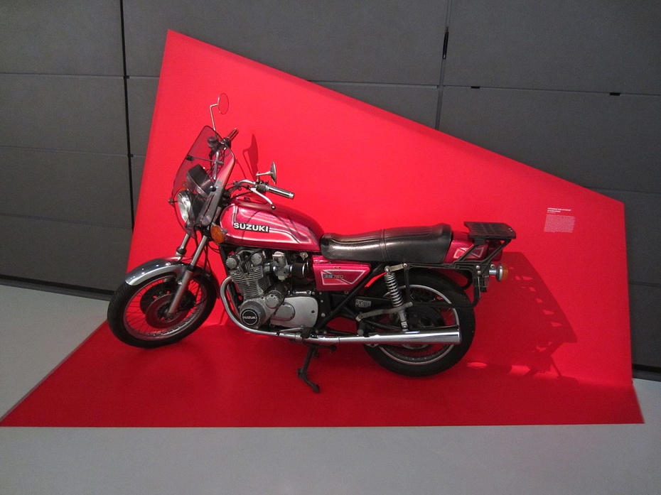 Motocykl z  którego oddano śmiertelne strzały do Prokuratora Generalnego w 1977 roku jako dzieło sztuki na wystawie w 2013 roku. Zdjęcie: Wikipedia