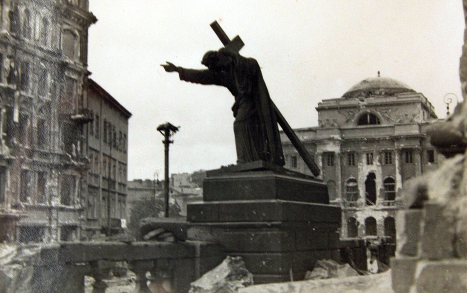 Figura Chrystusa przed kościołem Św. Krzyża. Fot. Eugeniusz Haneman