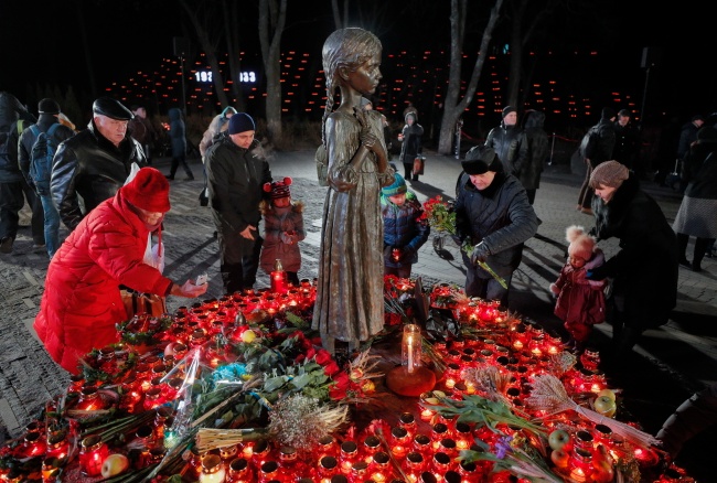 Kijów, kwiaty i znicze przy pomniku ofiar Wielkiego Głodu. Fot. PAP/EPA/SERGEY DOLZHENKO