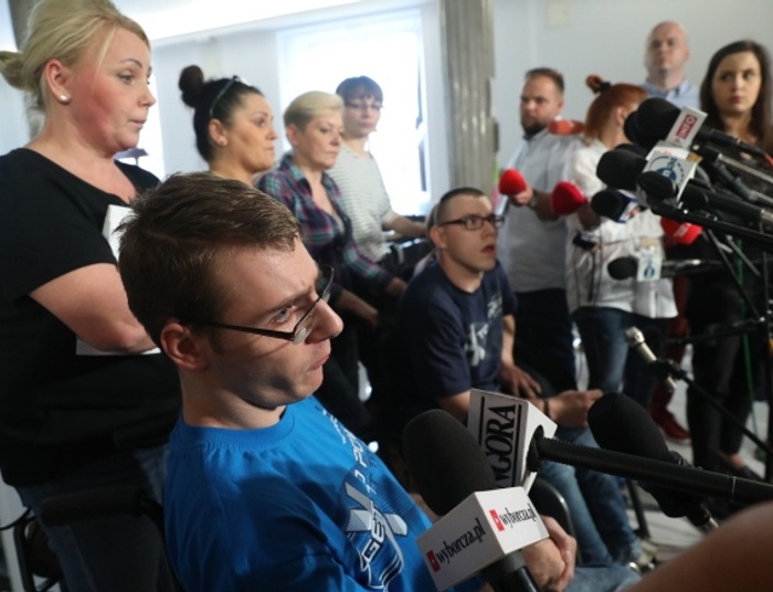 Protestujący w Sejmie nie chcą daniny solidarnościowej."Niech pan Kaczyński da nam 500 zł"