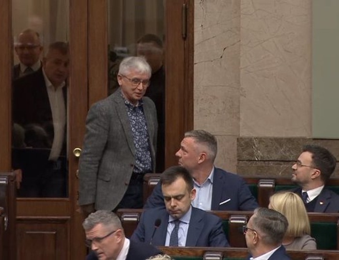 Wtargnięcie na salę obrad, zamrożenie cen energii i nowa komisja. Działo się w Sejmie