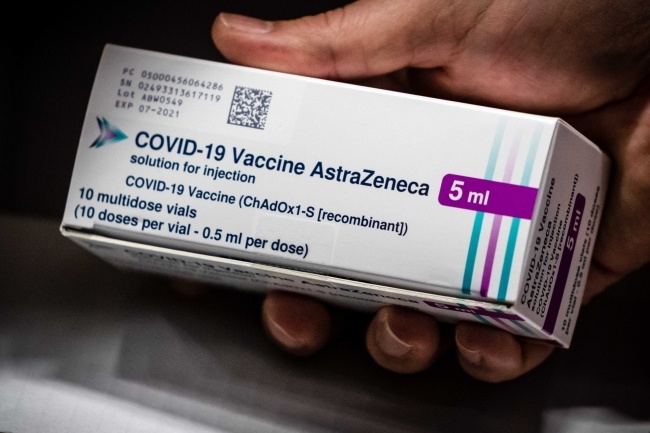 EMA twierdzi, że szczepionka AstraZeneki zapobiega Covid-19, a także hospitalizacji i śmierci z powodu Covid-19. Fot. PAP/ EPA/ROB ENGELAAR