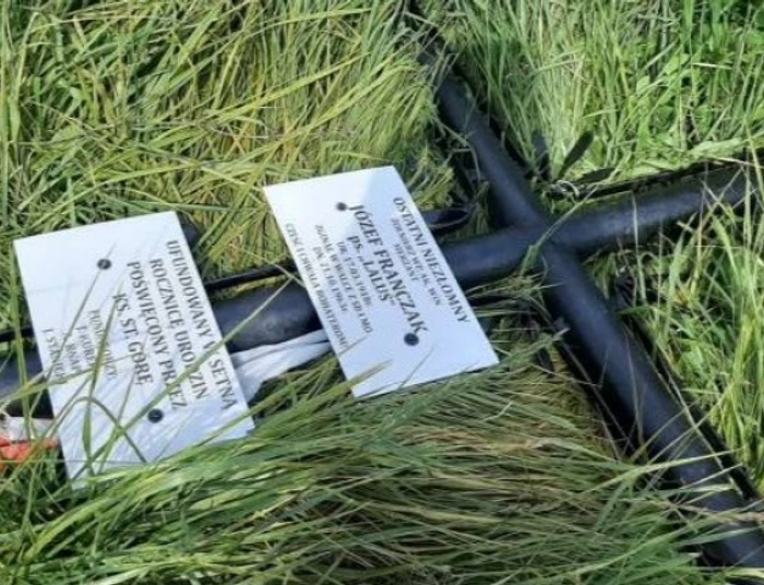 Zdewastowano krzyż upamiętniający "Lalusia". Premier oburzony: Powrót do mroków historii