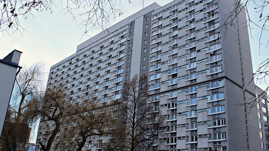 Blok mieszkalny w Warszawie / źródło: Flickr