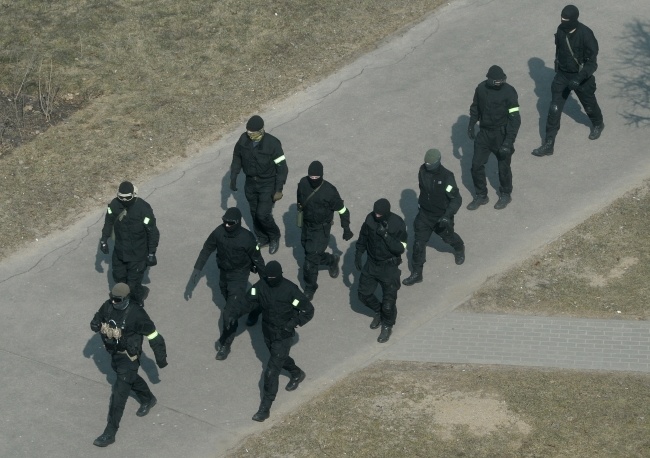 Patrol białoruskiej milicji na ulicach Mińska, fot. PAP/EPA/STR