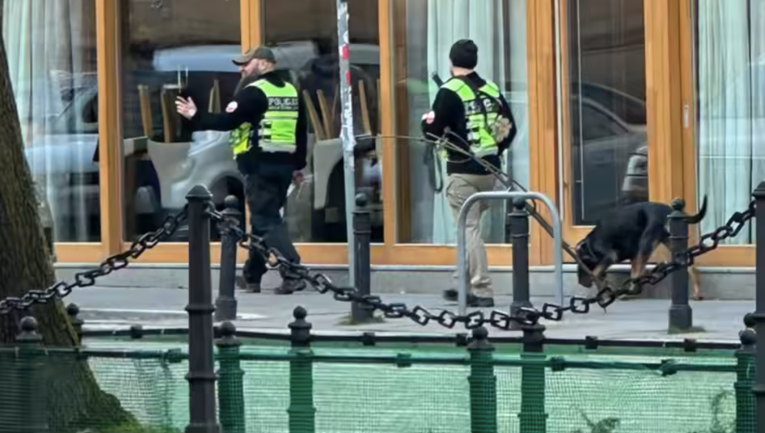 Policjanci przeszukują ulicę Żurawią. Fot. Miejski Reporter/Facebook