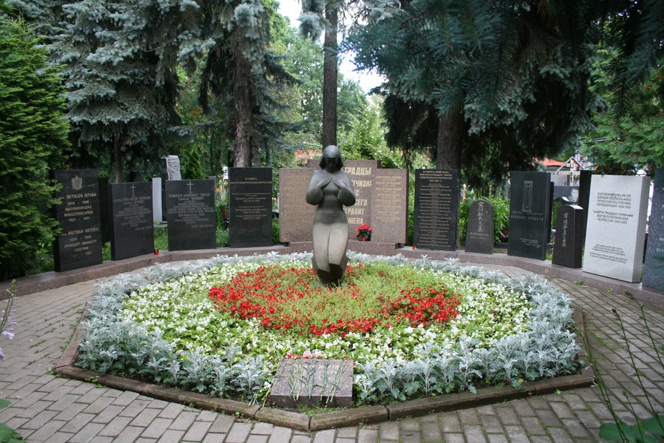 Wspólna mogiła uczestników "Procesu 16" i innych polityków bloku komunistycznego (w tym L.Okulickiego i S. Jasiukowicza), cmentarz Doński, Moskwa 23 lipca, 2017.