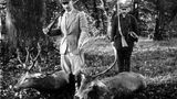 Dublet, czyli ustrzelenie dwóch jeleni z dubelktówki bez repety autorstwa Ksawerego Karśnickiego w towarzystwie leśniczego, Lasy Siemkowskie 1937 r.