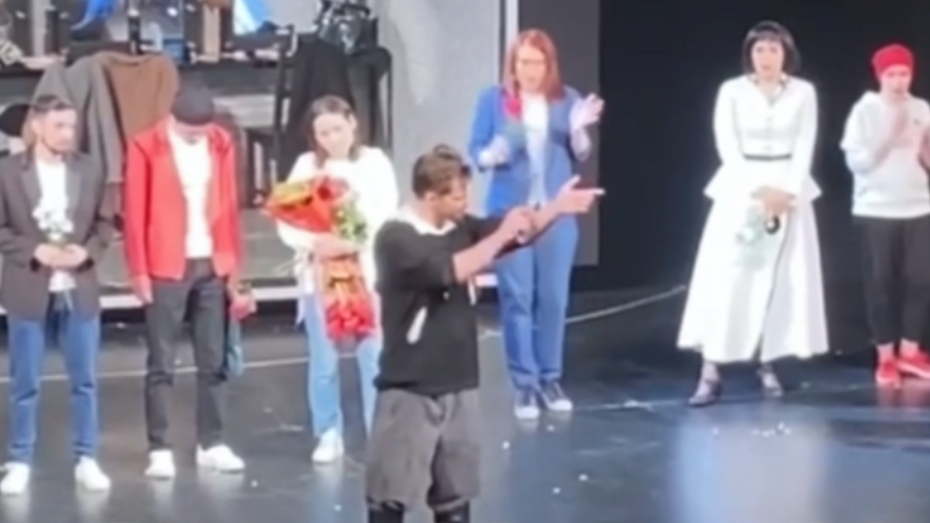 Aktor teatru w rosyjskim mieście Ułan Ude podciął sobie żyły na scenie. (fot. Telegram/ASTRA)