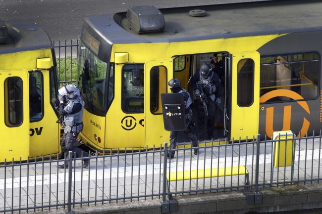 rzy osoby zginęły, a dziewięć zostało rannych wstrzelaninie w tramwaju w Utrechcie. Fot. PAP/RICARDO SMIT