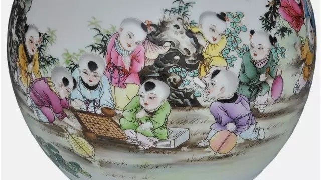 Dziecięca zabawa namalowana na porcelanowej wazie, gdzie dzieci są głównymi aktorami. Na chińskiej porcelanie bardzo wcześnie pojawił się motyw zabaw dziecięcych.