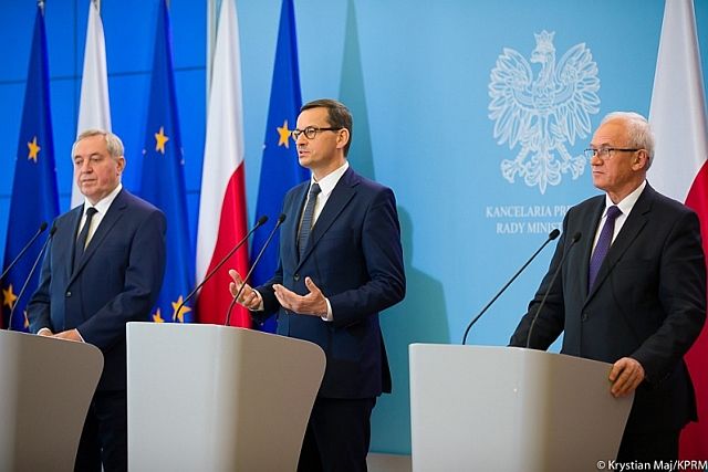 Premier Mateusz Morawiecki i ministrowie Henryk Kowalczyk i Krzysztof Tchórzewski, fot. KPRM/Krystian Maj