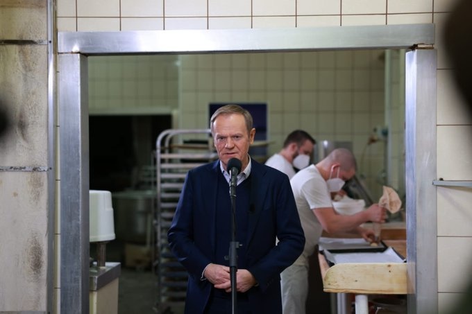Donald Tusk w piekarni w Kościanie, fot. Twitter/PO