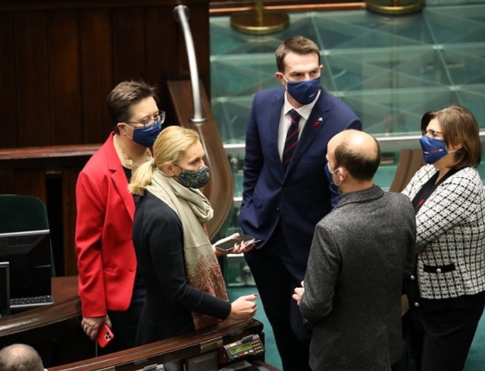 Konsultacje opozycji ws. podatku od reklam. Do rozmów zaproszeni Gowin i Hołownia