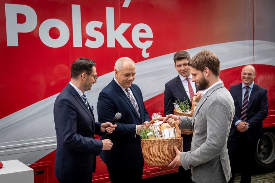 Wicepremier Jacek Sasin (w środku) i prezes PKN ORLEN Daniel Obajtek (z lewej) wspólnie z przedsiębiorcami zainaugurowali kampanię #WspieramyPolskę. Fot. PKN ORLEN