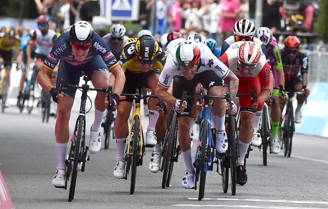 Belgijski kolarz Tim Merlier (L), zwycięzca drugiego etapu 104 Giro d'Italia. Fot. PAP/EPA/LUCA ZENNARO