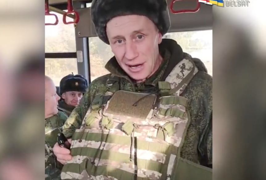 Rosjanin pokazuje kamizelkę kuloodporną. Źródło: Twitter/Bielsat