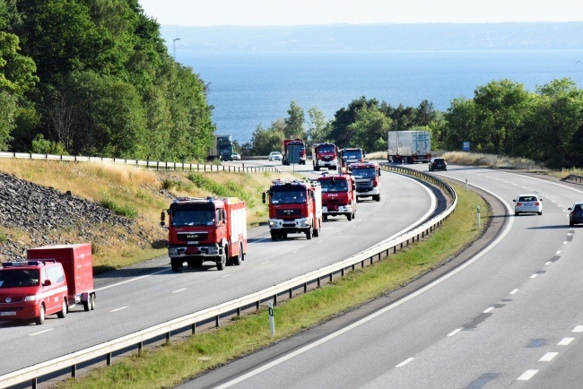 Polski konwój strażaków zmierza do Uppsali, fot.  	PAP/EPA/Anna Hallams