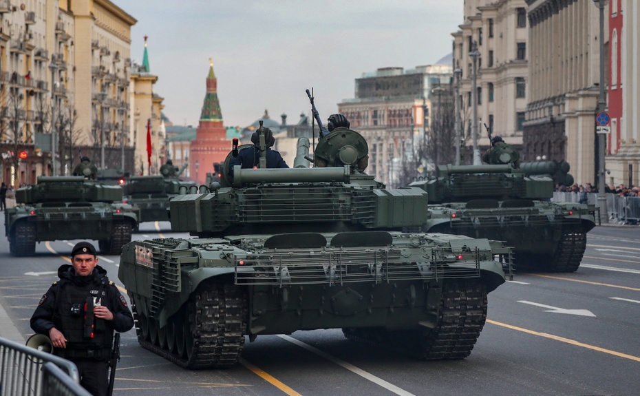 Rosyjskie czołgi na ulicy Twerskiej podczas parady z okazji Dnia Zwycięstwa w Moskwie, Rosja, 28 kwietnia 2022 r. Dzień Zwycięstwa jest obchodzony corocznie 09 maja i upamiętnia pokonanie nazistowskich Niemiec w 1945 roku. PAP/EPA/YURI KOCHETKOV