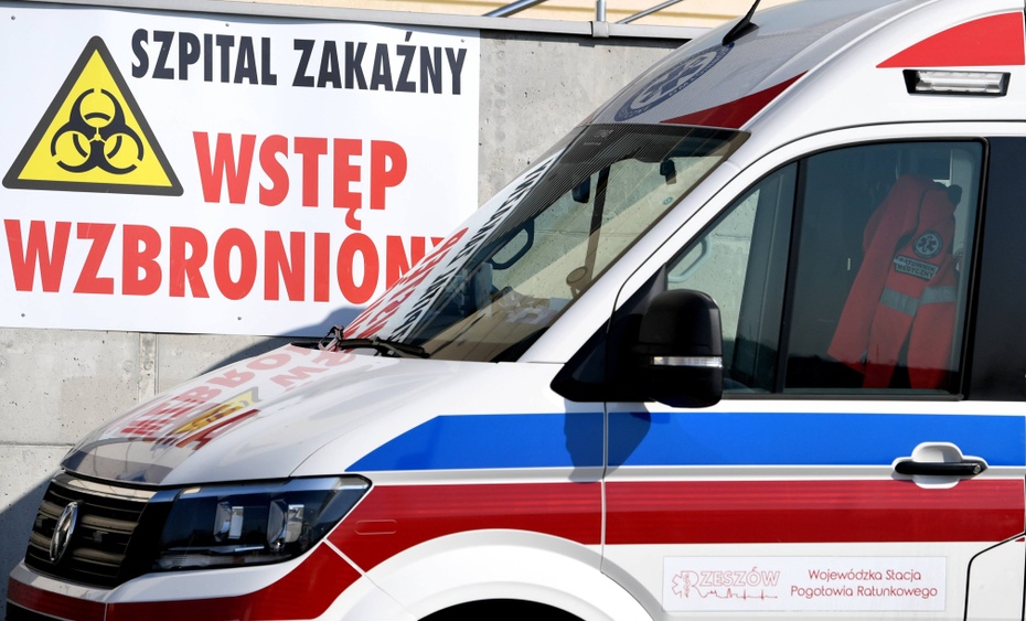 Ambulans przed jednoimiennym szpitalem zakaźnym. Fot. PAP