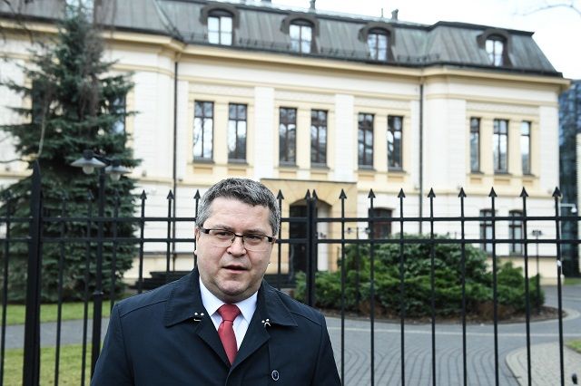 Jarosław Dudzicz przed siedzibą Trybunału Konstytucyjnego