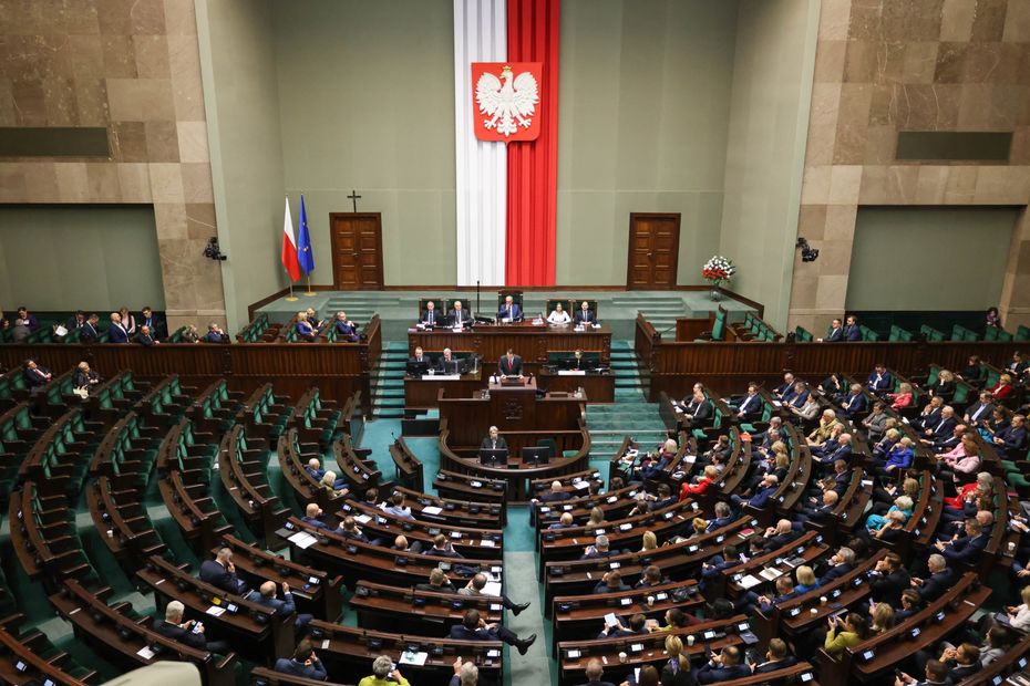 Tablica z wynikiem głosowania na sali obrad Sejmu, 18 bm. Włodzimierz Czarzasty został wybrany na nowego marszałka Sejmu. Zastąpił na tej funkcji lidera Polski 2050 Szymona Hołownię. (ad) PAP/Tomasz Gzell