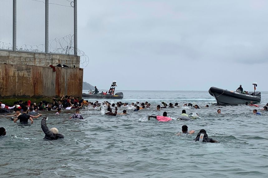 Imigranci dostali się do Ceuty drogą morską. Fot. PAP/EPA