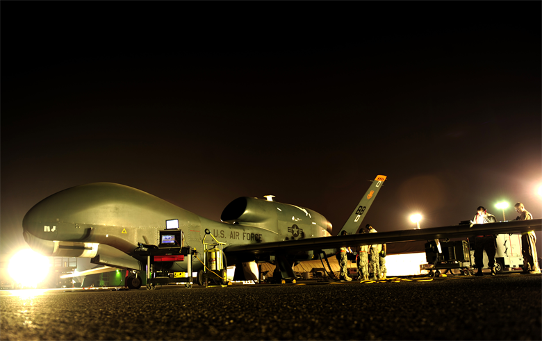 Globalny jastrząb RQ-4 przygotowuje się do misji podczas rozmieszczenia 23 listopada 2010 r. W bazie lotniczej w południowo-zachodniej Azji. RQ-4 i lotnicy są przydzieleni do 380. Grupy Operacyjnej Ekspedycji. (Zdjęcie US Air Force / Staff Sgt. Andy M. Ki