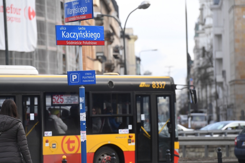 Prezydent Lech Kaczyński, który zginął w katastrofie smoleńskiej, był już patronem tej stołecznej ulicy w wyniku jej dekomunizacji. Fot. PAP/Piotr Nowak