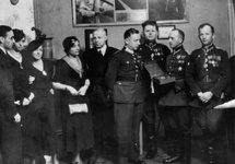 W środku kpt. Stanisław Skarżyński. Pamiątkowy medal wręcza st. sierżant Nowakowski. Zdjęcie wykonano w Aeroklubie Warszawskim.