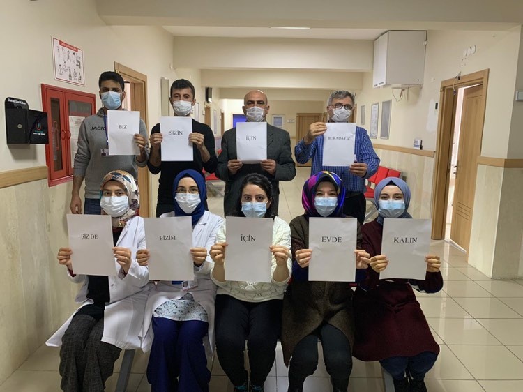 Zespół poradni psychologiczno-rozwojowej przy szpitalu w Erzurum apeluje o pozostanie w domach, fot. arch.pryw. Hamzy Aydemira