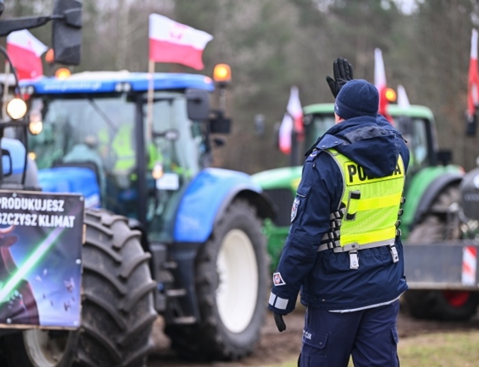Rolnicy ruszyli na Warszawę. Policja zatrzymuje kolumny ciągników