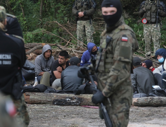 Lekarka i dwoje tłumaczy domagają się dostępu do koczujących na granicy w Usnarzu Górnym