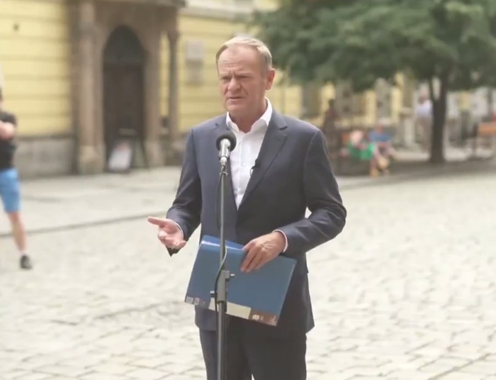 Tusk wymachuje teczką: Mam ekspertyzy, wybór Glapińskiego był nielegalny