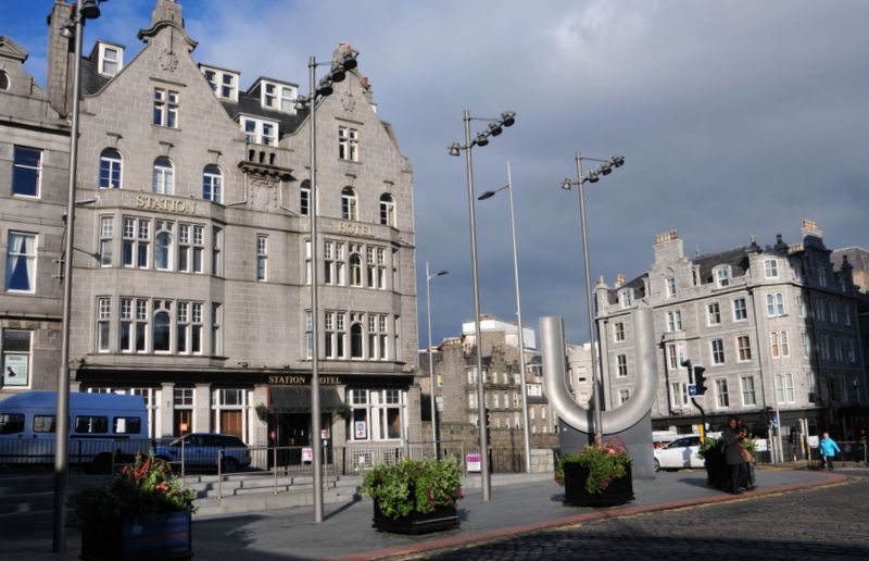 Przed dworcem kolei żelaznych