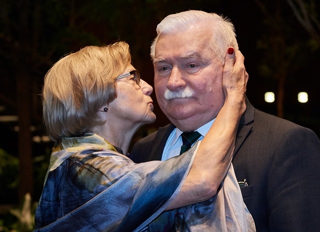 Były prezydent RP Lech Wałęsa (P) odbiera życzenia od żony Danuty (L). Fot. PAP/Adam Warżawa