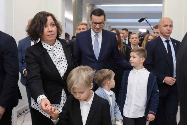 Premier Mateusz Morawiecki (C) oraz jego żona Iwona Morawiecka (L) wraz z dziećmi w Sejmie. Fot. PAP/Paweł Supernak