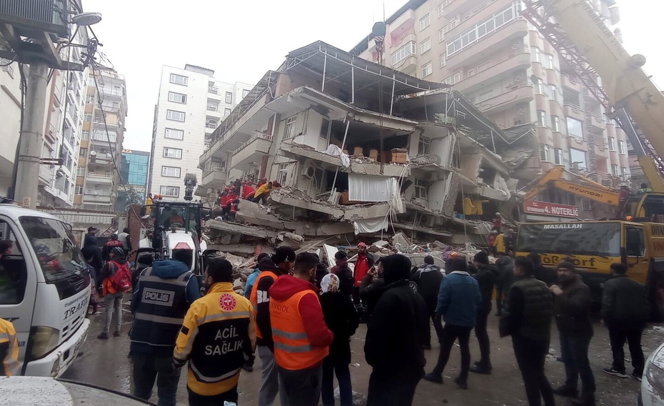 Liczba ofiar śmiertelnych trzęsienia ziemi w południowo-wschodniej Turcji wzrosła do 1651. fot. PAP/EPA/DENIZ TEKIN