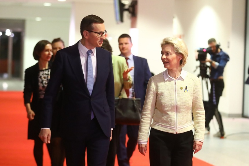 Premier Mateusz Morawiecki (C-L) oraz szefowa Komisji Europejskiej Ursula von der Leyen (C-P). Fot. PAP/Rafał Guz