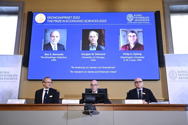 Ogłoszenie laureatów Nagrody Nobla w dziedzinie ekonomii, fot.  	PAP/EPA/ANDERS WIKLUND