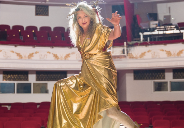 Monika Strzępka w złotej sukni. Źródło: Instagram/Teatr Dramatyczny