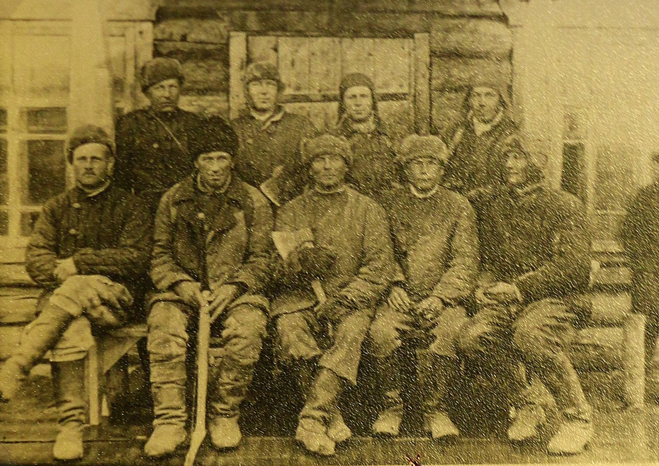 Zesłańcy z Wołynia w okolicach Archangielska, 1940 lub 1941 r. W środku siedzi Michał Mamos z miejscowości Sarny - zbiory własne KH
