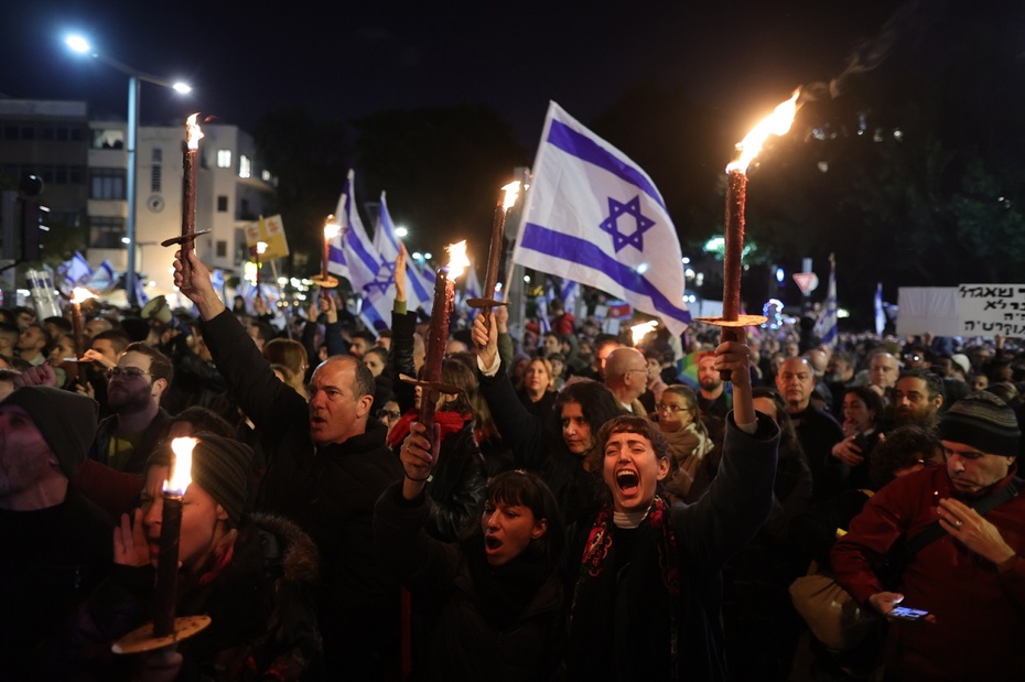 Dziesiątki tysięcy Izraelczyków demonstrowały w sobotę przeciwko planom reformy sądownictwa premiera Benjamina Netanjahu. Fot. PAP/EPA/ABIR SULTAN